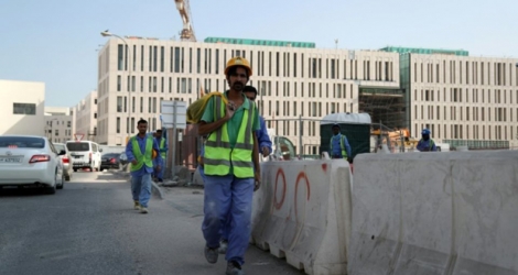 Des ouvriers immigrés travaillent sur un chantier de construction, le 6 décembre 2016 à Doha, au Qatar .