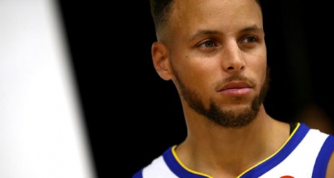 La star NBA des Golden State Warriors Stephen Curry pose lors d'une journée presse, le 22 septembre 2017 à Oakland (Californie) 