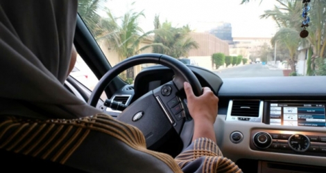 Une Saoudienne assise au volant d'une voiture dans les rues de Jeddah, le 27 septembre 2017.