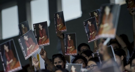 Des Birmans participant à un rallye «interreligieux» brandissent des portraits d'Aung San Suu Kyi, le 10 octobre 2017 à Rangoun.