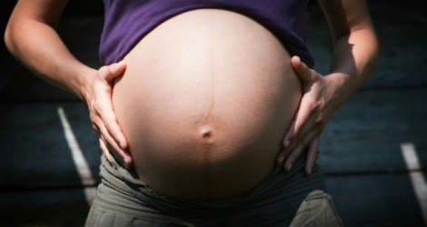 Le report des naissances vers un âge maternel plus avancé est considéré comme une évolution défavorable car cela a une influence négative sur la fertilité et majore les risques pour la mère et l'enfant.