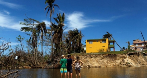 Des habitants de la municipalité de Manati, le 6 octobre 2017 à Porto Rico, trois semaines après le passage de l'ouragan Maria.