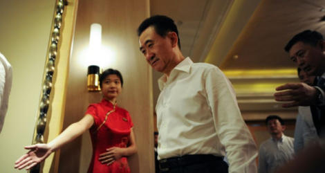 Le président du conglomérat chinois Wanda, Wang Jianlin, attend de signer un partenariat stratégique entre son groupe et Sunac et R&F Properties Group à Pékin, le 19 juillet 2017.