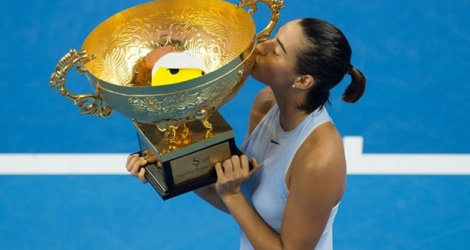 La Française Caroline Garcia avec le trophée du tournoi de Pékin, le 9 octobre 2017
