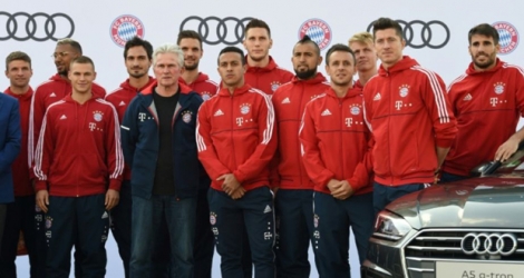 Le nouvel entraîneur du Bayern Munich Jupp Heynckes entouré par ses joueurs au siège de l'équipementier Audi, le 11 octobre 2017 à Ingolstadt 
