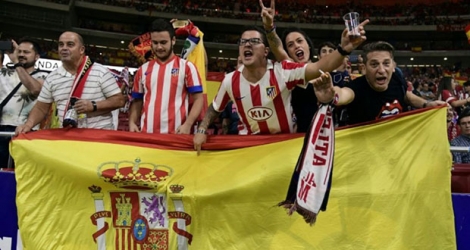 Les ultras de l'Atletico déploient un vaste drapeau espagnol avant le match contre le Barça au Wanda Metropolitano, le 14 octobre 2017