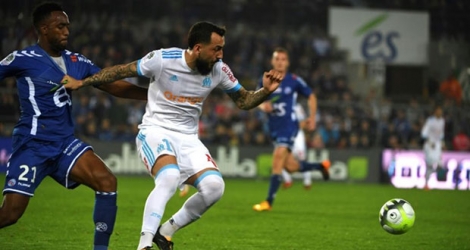 L'attaquant Kostas Mitroglou (c) arrache le nul pour Marseille face à Strasbourg à La Meinau, le 15 octobre 2017 