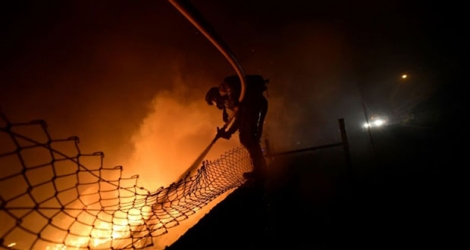 Un pompier lutte contre les flammes à Vigo, en Espagne, le 15 octobre 2017 