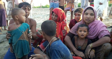Des réfugiés rohingyas, après le naufrage d'un bateau, le 16 octobre 2017 à Shah Porir Dwip, au Bangladesh