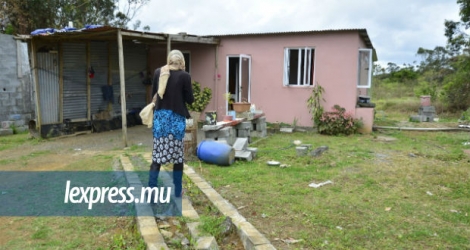 Nazleen Chotah vit seule avec sa fille dans cette petite maison perdue parmi des terrains en friche.