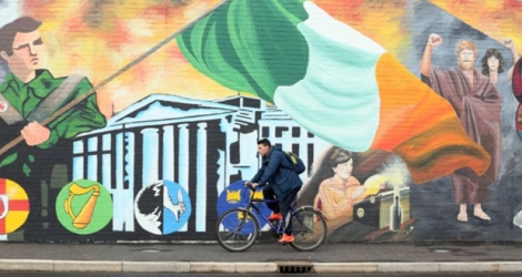 Un homme passe devant une fresque sur un mur de Belfast, en Irlande du Nord, le 4 mars 2017.