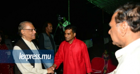 Le leader des travaillistes, Navin Ramgoolam, saluant Dhiraj Khamajeet sous le regard d'Anil Bachoo lors d'une célébration de Divali à Bon-Accueil le 18 octobre 2017.