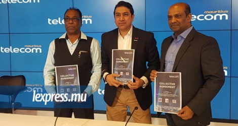 Le CEO de Mauritius Telecom, Sherry Singh, entouré des syndicalistes Raj Raghoonath (à g.) et Suraj Ray.