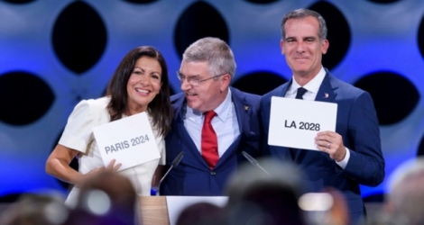 a maire de Paris, Anne Hidalgo, le président du Comité olympique Thomas Bach et le maire de Los Angeles, Eric Garcetti, le 13 septembre 2017 à Lima, au Pérou