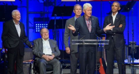 Les cinq derniers présidents américains Jimmy Carter, George H. W. Bush, George W. Bush, Bill Clinton et Barack Obama lors d'un concert pour lever des fonds pour les victimes des ouragans, à College Station (Texas) le 21 octobre 2017 .