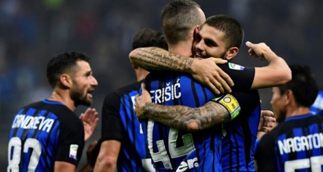 Les attaquants de l'Inter Milan Ivan Perisic et Mauro Icardi célèbrent un but lors du derby milanais face à l'AC, le 15 octobre à San Siro
