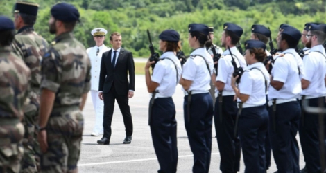 Emmanuel Macron observe une garde d'honneur à son arrivée à Cayenne, en Guyane.