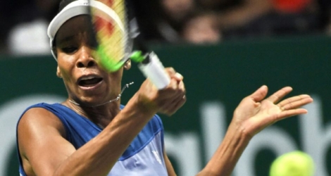 L'Américaine Venus Williams retourne face à la Française Caroline Garcia en demi-finale du Masters à Singapour, le 28 octobre 2017.