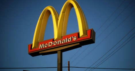 McDonald's leur demande également d'investir dans de nouvelles technologies pour surveiller la santé des poulets.