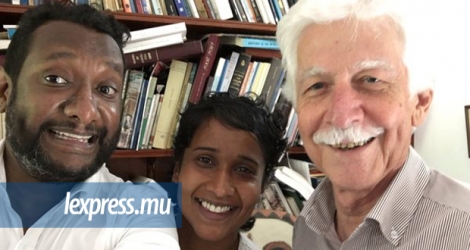 Un selfie de Nad Sivaramen, Ruth Rajaysur et Paul Bérenger lors d’une séance de travail. 