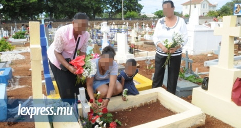 Le 2 novembre 2016, la plaignante avait posé, sur la tombe de sa grand-mère, deux bouquets de fleurs qui ont ensuite été volés par l’accusé.