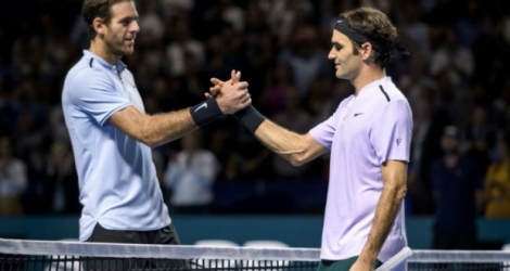 Roger Federer (d), vainqueur du tournoi de Bâle, serre la main de son adversaire l'Argentin Juan Martin del Potro à la fin de la rencontre