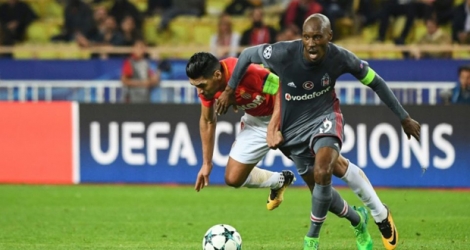 Le milieu de Besiktas Atiba Hutchinson (D) prend le dessus sur le buteur et capitaine de Monaco Radamel Falcao, en match aller de Ligue des champions, le 17 octobre 2017 à Monaco.