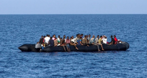 Des migrants attendent d'être secourus près de la côte lybienne le 6 août 2017
