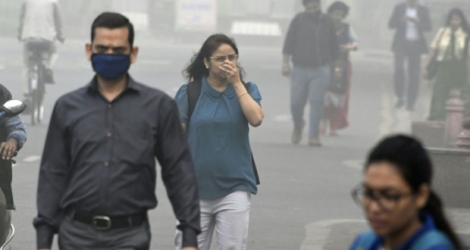 Des passants dans une rue de New Delhi lors d'un épisode de forte pollution, le 8 novembre 2017.