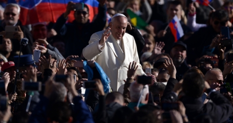 Le pape François a demandé mercredi aux fidèles et aux prêtres de laisser leurs téléphones portables dans leur poche.