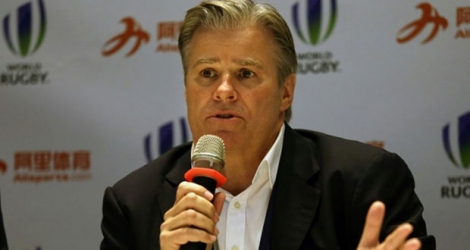 Le directeur exécutif de World Rugby Brett Gosper en conférence de presse, le 10 avril 2016 à Hong Kong