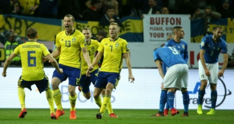 Les Suédois fêtent leur but contre l'Italie en barrage aller pour le Mondial-2018, le 10 novembre 2017 à Solna.