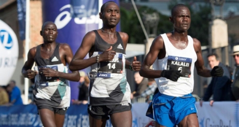 Le Kényan Samuel Kalalei (d) lors du marathon de Barcelone, le 12 mars 2017