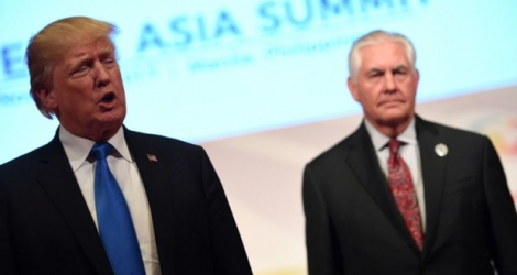Le président américain Donald Trump s'adresse à la presse au côté du secrétaire d'Etat Rex Tillerson à l'issue du sommet de l'Asean à Manille le 14 novembre 2017