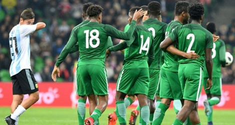 Les Nigérians se congratulent après l'un de leurs 4 buts contre l'Argentine en amical, le 14 novembre 2017 à Krasnodar en Russie 