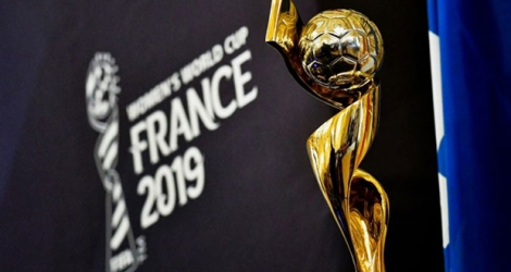 Le trophée de la Coupe du monde féminin, organisée en France en 2019, présenté à Lyon, le 12 octobre 2017 