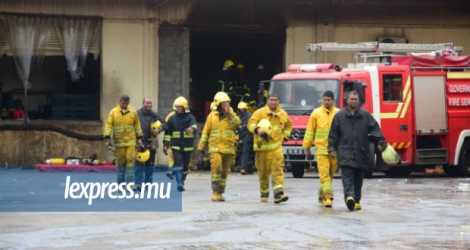 Des pompiers à pied d'œuvre sur le lieu du sinistre, mercredi 15 novembre