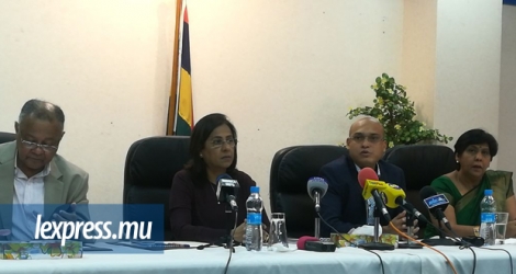 Le ministre du Travail est revenu sur la situation des cleaners lors d’un point de presse, samedi 25 novembre.