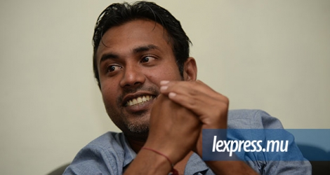 L’ex-journaliste Kunal Gauzee a été pris en flagrant délit devant la Governement House, dimanche 19 novembre.