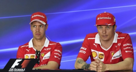 Les pilotes de F1 de l'écurie Ferrari Sebastian Vettel et Kimi Raikkonen, le 28 septembre 2017 à Kuala Lumpur.