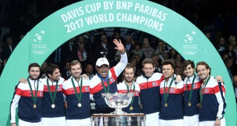 L'équipe de France de Coupe Davis et son capitaine Yannick Noah après la victoire en finale, le 26 novembre 2017 à Villeneuve d'Ascq.