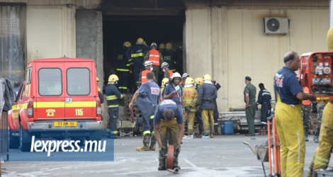 Les pompiers avaient utilisé l’eau de la rivière pour venir à bout de l’incendie qui avait éclaté dans l’entrepôt de Shoprite.