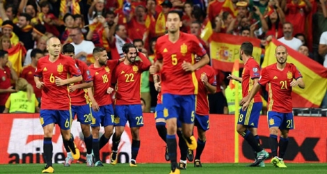 Les Espagnols se congratulent après un but d'Isco face à l'Italie, le 2 septembre 2017 à Madrid.