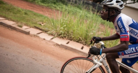 Un coureur cycliste à l'entraînement à Bangui.