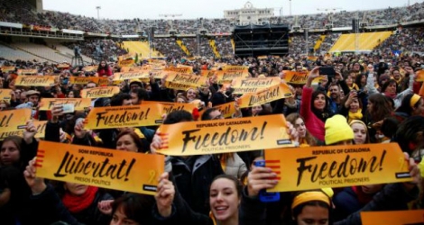 Les spectateurs, emmitouflés, brandissaient de petites banderoles jaunes sur lesquelles était inscrit en catalan et en anglais «République de Catalogne - LIBERTE - prisonniers politiques».