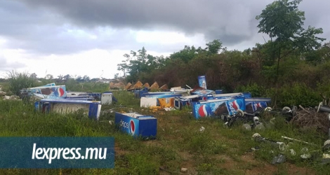 Des réfrigérateurs Pepsi et d’autres appareils, entassés à Solferino, ont provoqué la colère des internautes depuis mercredi.