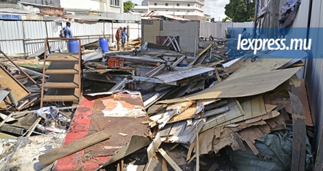 La démolition des maisons s’est poursuivie à Barkly, à quelques mètres de la poste, samedi 2 décembre.