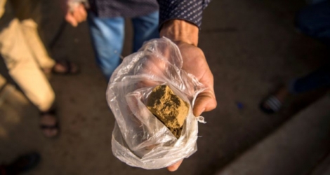 Un «kifficulteur» montre un échantillon de sa production de haschich (résine de cannabis) près de Ketama, dans le nord du Maroc, le 13 septembre 2017.