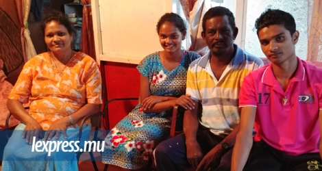 Le bagagiste Shakti Pyndeegadoo (à dr.), en compagnie de sa famille, n’en revient toujours pas…
