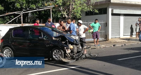  La collision entre un véhicule de police et une voiture s’est produite vers 8 heures.